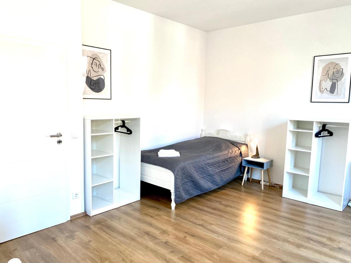 2 Rooms, Free Parking, 25 Min To Duesseldorf, 150 Mbps Wlan Duisburg Luaran gambar