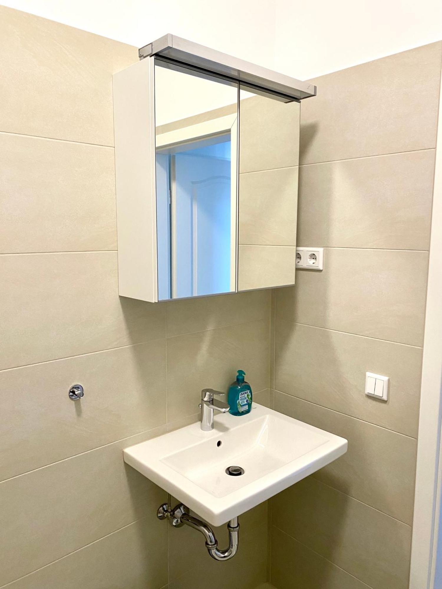 2 Rooms, Free Parking, 25 Min To Duesseldorf, 150 Mbps Wlan Duisburg Luaran gambar